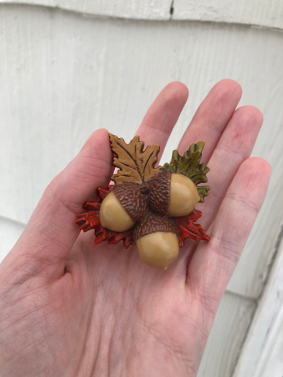 Acorn and leaf vintage plastic brooch, beautiful … - image 1