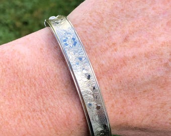 Vintage blommig manschettarmband, silverfärgad metall, storlek liten