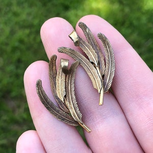 Krementz earrings, scarce design of feathers, screw backs
