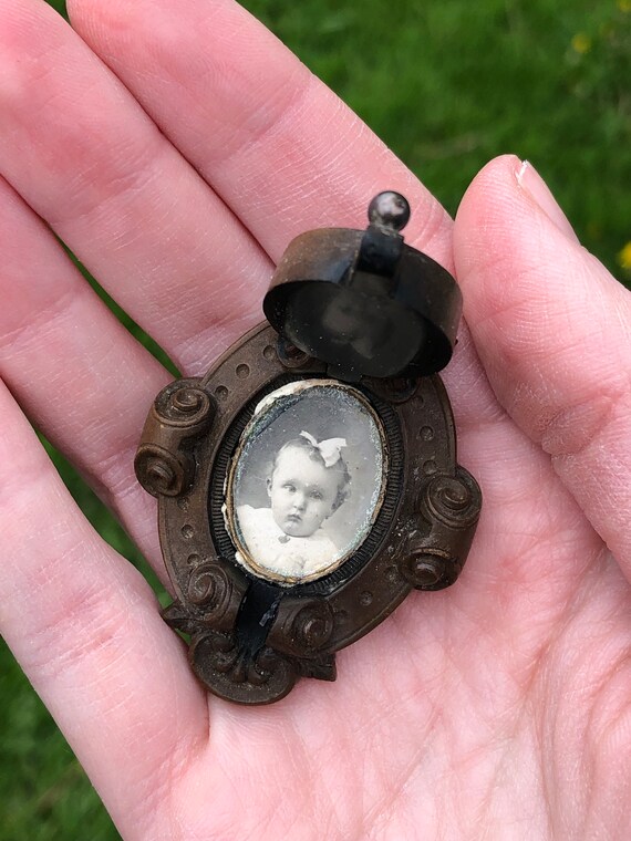 Victorian mourning locket brooch, vulcanite, with… - image 2