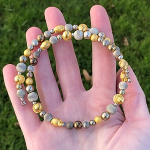 Collier de perles choker bicolore avec perles métalliques étincelantes