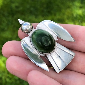 Vintage Mexico sterling bird brooch with large green cabochon stone