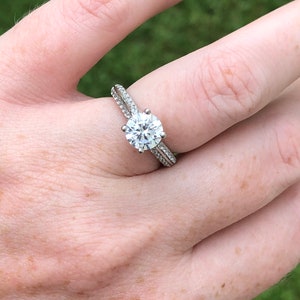 Size 5 sterling ring with CZs, signed KRN, beautiful solitaire ring!