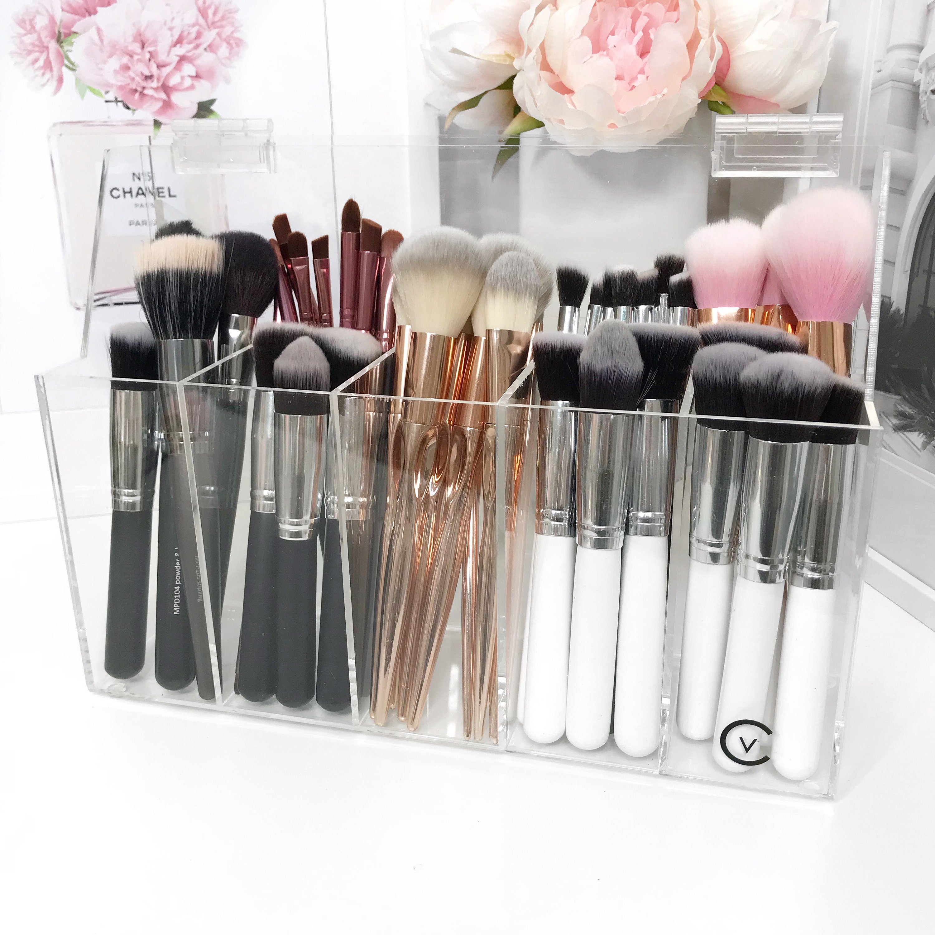 CHANEL Ceramic Vase / CHANEL Brush Holder