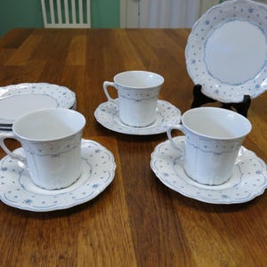 Jaren 90 prachtige kleine set Duitse Tirschenreuth Fleur De Lis of Baronesse in blauw 3 kopjes en schotels 4 brood en boter-perfect!