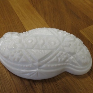 1950&#39;s Mckee Glass Co. White Milk Glass Candy or Nut Dish In Fun Curvy Shape!