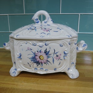 Gorgeous Nove Italy Jones  Rectangular Hand Painted Covered Casserole Timeless Blue & White Floral Pattern