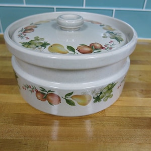 Cacerola cubierta Wedgewood de 2 1/2 cuartos de galón con diseño de membrillo y diseño de frutas Lovey, fabricada en Inglaterra