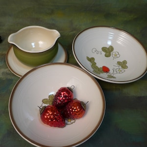 Vintage Metlox Poppytrail California Strawberry servindo tigelas de 8 &quot;e 9&quot; e uma molheira com prato anexado - excelente!