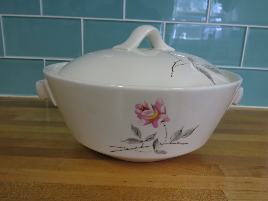 Lovely 1950's Universal Potteries Ballerina Rosette Pattern 1 1/2 Quart