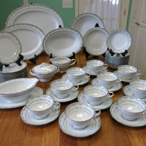Wunderschönes Noritake Margaret Pattern 49-teiliges Set aus den späten 60er Jahren, Tassen und Untertassen, Brot und Butter, Platten und verschiedene Servierteile wie neu !!