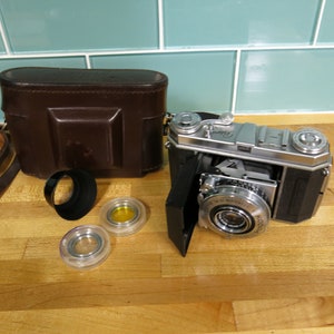 1950&#39;s Working 35mm Eastman Kodak Retina 1a Made In Germany With Original Brown Case, Kodak UV & Yellow Filters, and Bakelite Kodak Hood