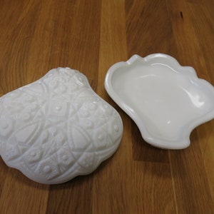 Pair of Vintage 1950&#39;s McKee Toltec Pres-Glass Milk Glass Shell Shaped Shallow Servers Or Candy Dishes