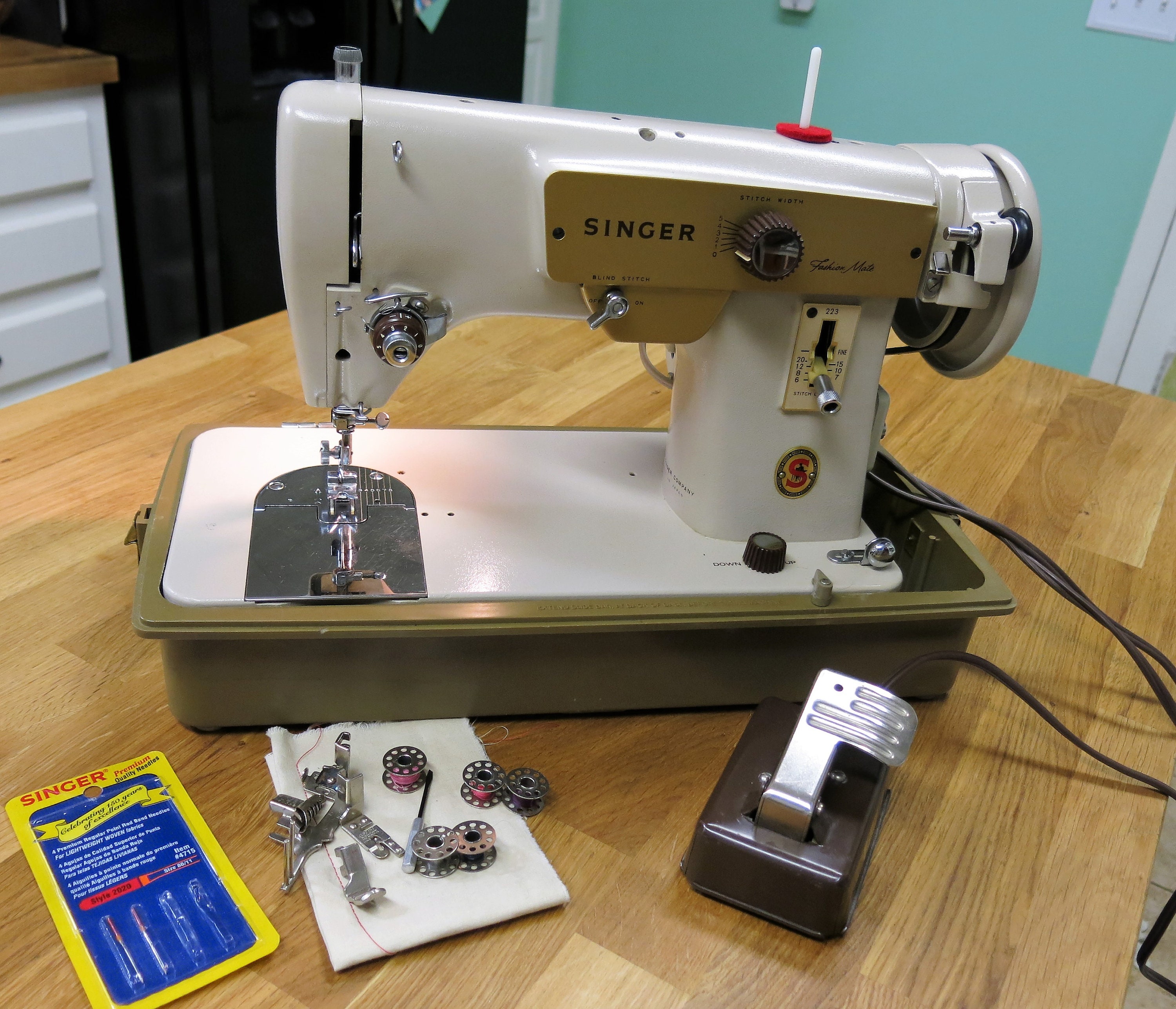 Singer Slant Shank Adjustable Zipper Foot 161166 Sewing Machine Attachment  