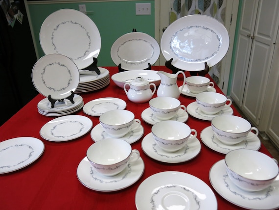 Royal Doulton | Dining | Vintage 8 Royal Doulton H4947 Coronet Salad Luncheon Plate 8 England Bone China 68473a76fe2504299ee6c3af