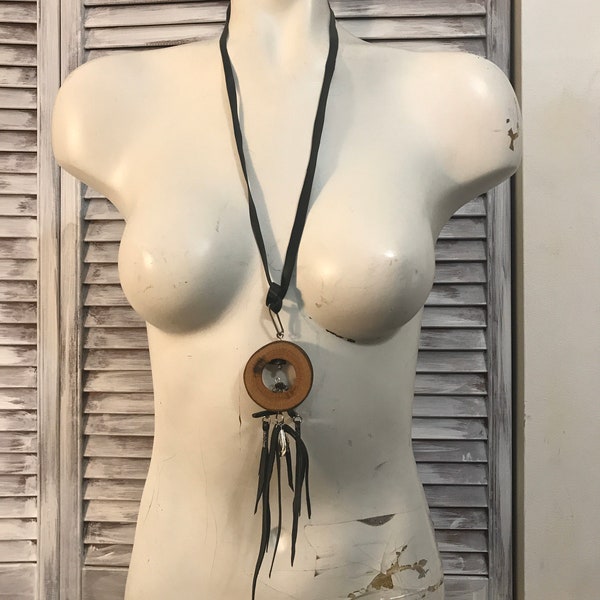 collier long upcycled- collier en chambre à air de vélo et bois mort du Québec - collier ethnique - collier art nouveau