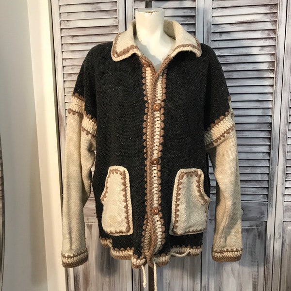 Gilet femme vintage taille plus- veste gris verte avec travail de couleur beige tricoté à la main avec bouton bois - grandeur taille plus