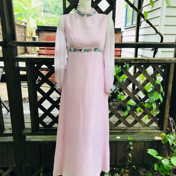 Robe de mariage des années 70 - robe mariage hippie ou bohème - rose pale avec décoration de fleurs - robe longue - grandeur small ou 8