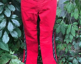 Jeans - pantalon - rouge - cowgirl - jeans rouge avec bande noire - inscrit cowgirl - année 80