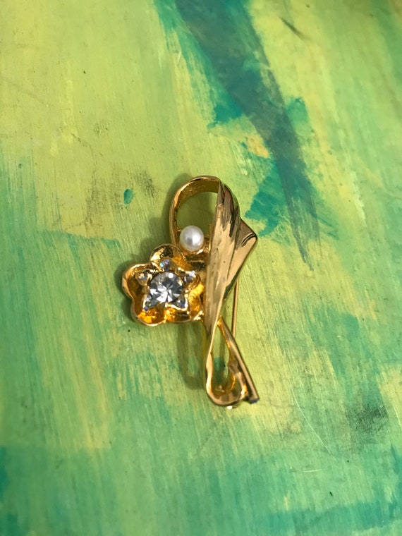 Broche fleur marron avec perle coeur Swarovski