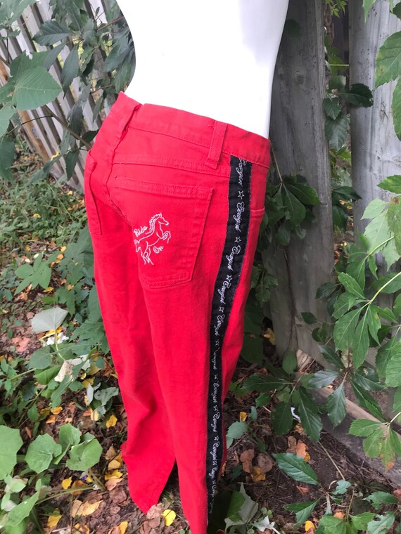 Pantalon de mezclilla rojo sale