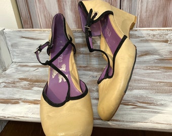 vintage women's Mary Janes or ballerina shoes with wedge sole size 11