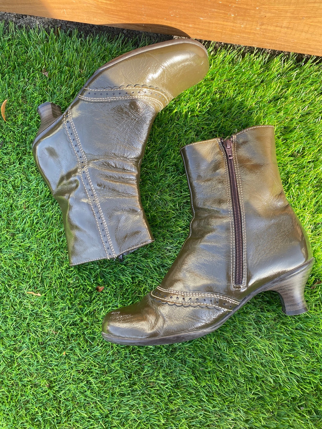 Women's Winter Boot Vintage Boots 90s Vintage Patent Leather Boot in