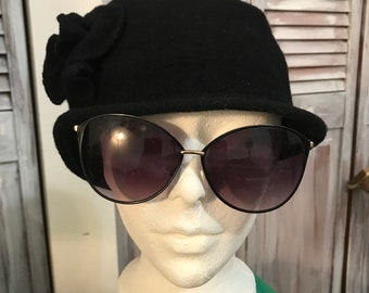 Vintage women's black wool hat from the 80s - soft hat with Mexx brand flower