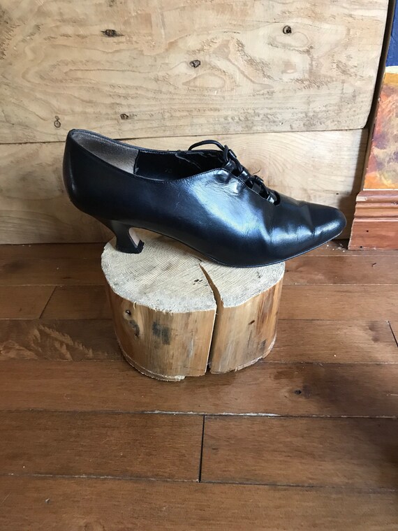 Vintage women's shoe - black leather lace-up women