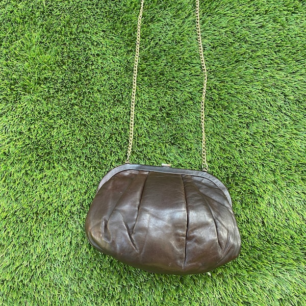 Mini sac a main  vintage des années 70 ou 80 cuir marron 8 pouces de haut par 10 pouces de large