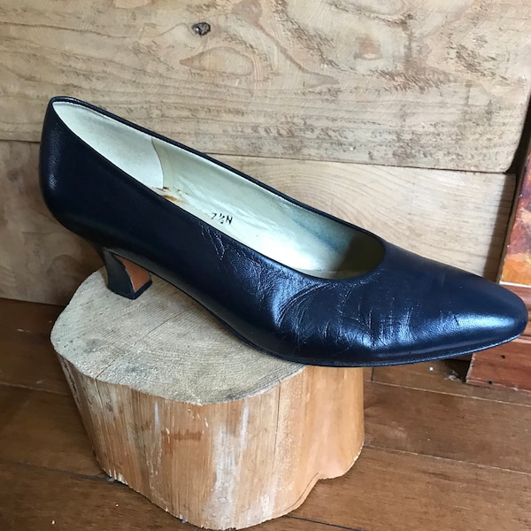 Court shoes - pumps - shoe - Bandolino - leather - black - size 7 1/2 - pointed toe - vintage -
