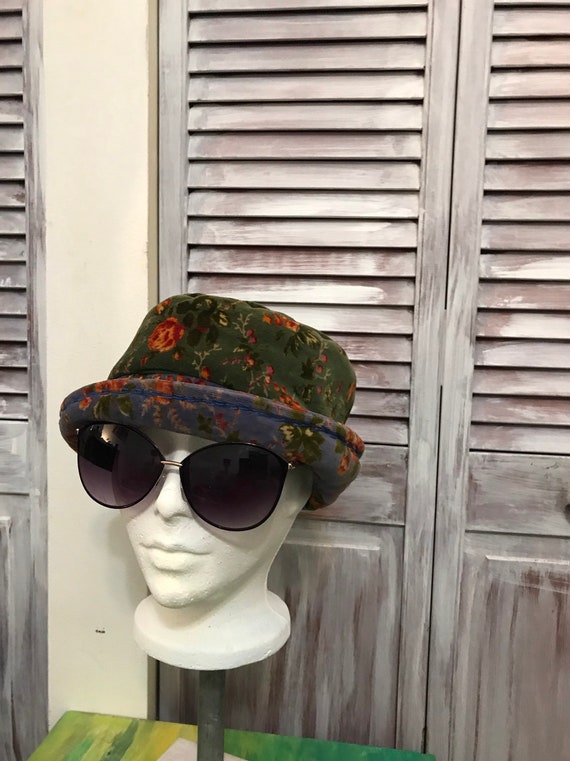 Vintage hat of the 70s - floral velvet hat - powde