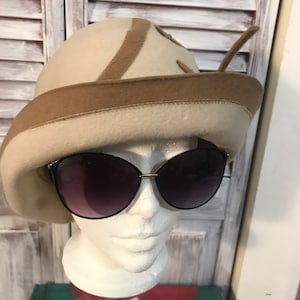Vintage beige felt women&#39;s hat with lace made in Canada. Superb 23 head circumference.