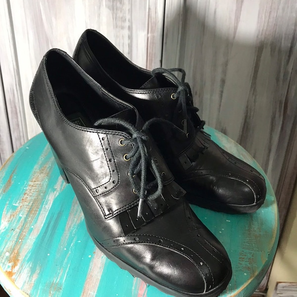 Vintage women's shoe - pumps -oxford shoes - vintage - heels - Hilary Radley- black leather with heels size 8 us