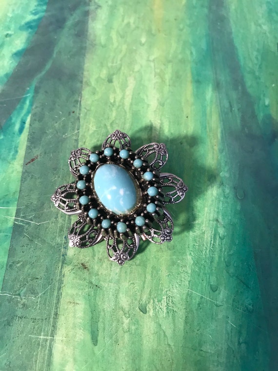 Broche Ancienne Fleurs Plaqué Or, Argent Et Perles Dans Son