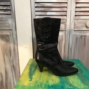 Women&#39;s vintage heeled boots - size 37 boots - black leather boots with pointed toes.