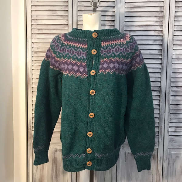 Gilet femme vintage , veste verte avec travail de couleur lilas et mauve tricoté à la main avec bouton bois - grandeur médium /large