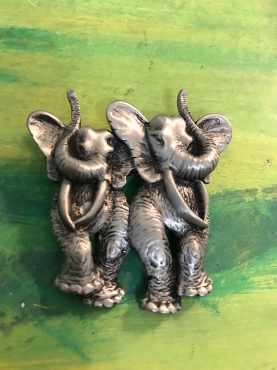 Vintage elephant brooch in antique silver color 2 