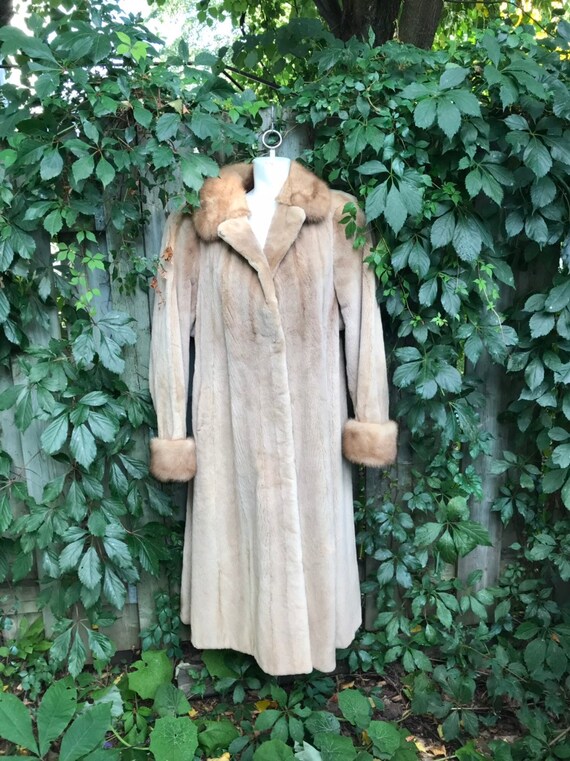 Vintage women's coat - beige fur coat - 80s coat … - image 10