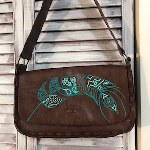 Sac à main Upcycled - sacoche en cuir synthétique brun avec plume peinte - Buffalo David Bitton