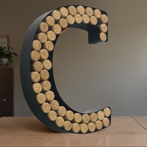 Portacorchos de vino Decomil (A-Z) (Letra C) / Portacorchos decorativo con letras para vino (C) / Decoración de pared con portacorchos (C)