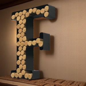 Portacorchos de vino Decomil (A-Z) (Letra F) / Portacorchos decorativo con letras para vino (F) / Decoración de pared con portacorchos (F)