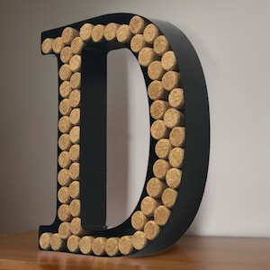 Portacorchos de vino Decomil (A-Z) (Letra D) / Portacorchos decorativo con letras para vino (D) / Decoración de pared con portacorchos (D)