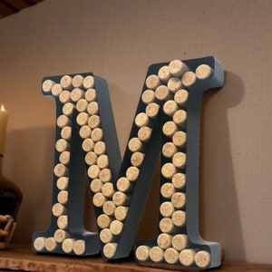 Decomil Porta-rolhas para vinho (A-Z) (Letra M) | Porta-rolhas decorativo para letras de vinho (M) | Decoração para porta-rolhas de arte de parede (M)