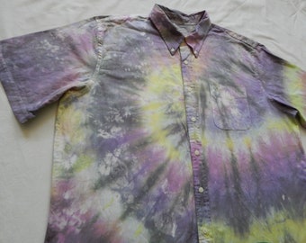 Tie Dye Púrpura Negro Amarillo Camisa de manga corta con botones - 2XL Hombres hechos a mano XXL