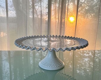 Vintage witte Fenton taartvorm uit het midden van de eeuw / dessertschaal