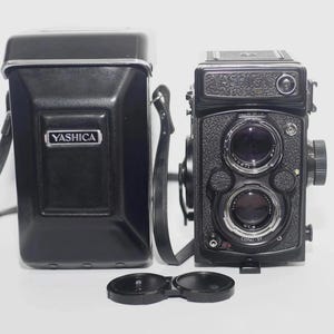 Near Mint+ Yashica Mat 124G TLR Camera 80mm f/3.5 Lens 6x6, CLA, Works + Case