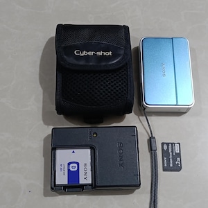 EXC+10 Sony Cyber-shot DSC-T2 8.1MP Full HD 1080p kompakte Digitalkamera, blau mit 2GB Karte, Etui. Perfekt Funktioniert.