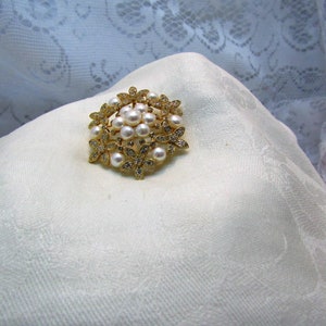 Pearl, Rhinestone and Gold Tone Flower Brooch/Pendant