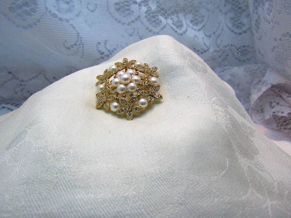 Pearl, Rhinestone and Gold Tone Flower Brooch/Pen… - image 1